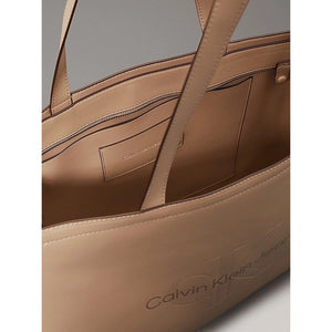 Sculpted Slim Tote34 Mono Crockery / OS